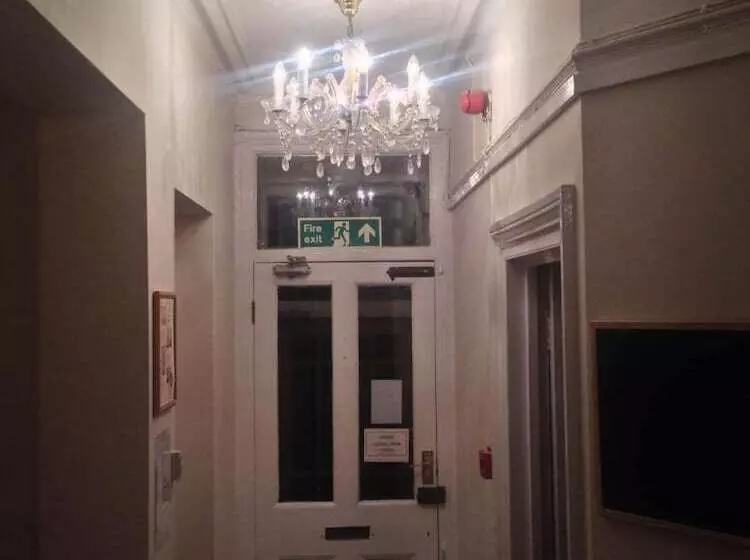 Majatalo Malvern Lodge Guest House  Close To Beach, Train Station & Southend Airport