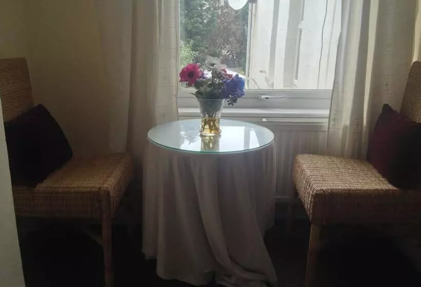 Majatalo Malvern Lodge Guest House  Close To Beach, Train Station & Southend Airport