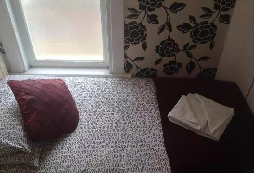 Majatalo Malvern Lodge Guest House  Close To Beach, Train Station & Southend Airport