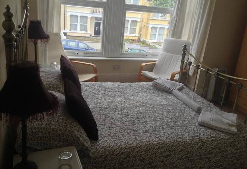 بنسيون Malvern Lodge Guest House  Close To Beach, Train Station & Southend Airport
