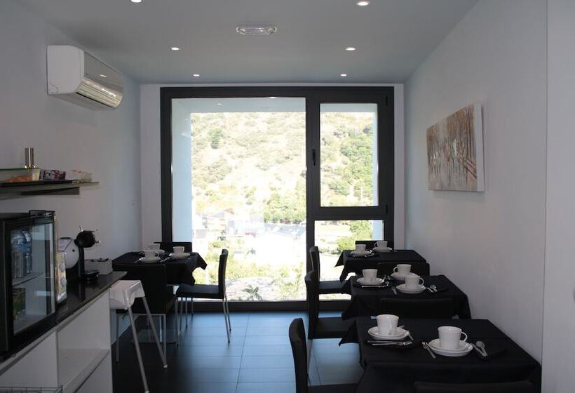 ペンション Hostal Tres Campanas