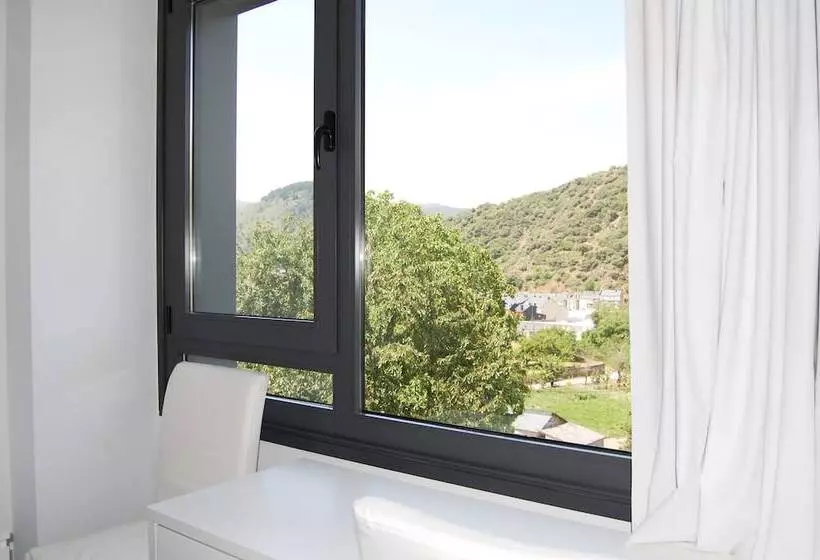 ペンション Hostal Tres Campanas