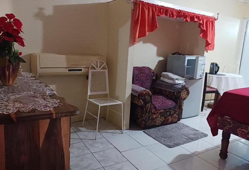 پانسیون Tina's Guest House