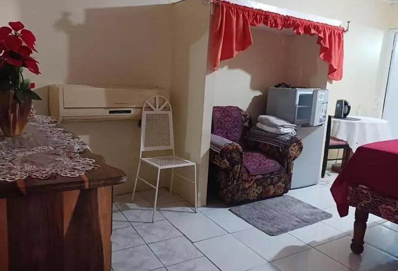 پانسیون Tina's Guest House