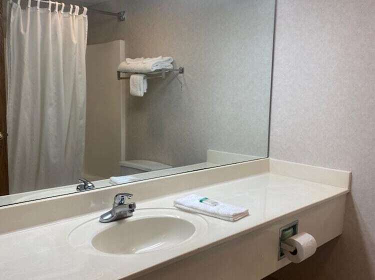 הוסטל Osage Village Inn