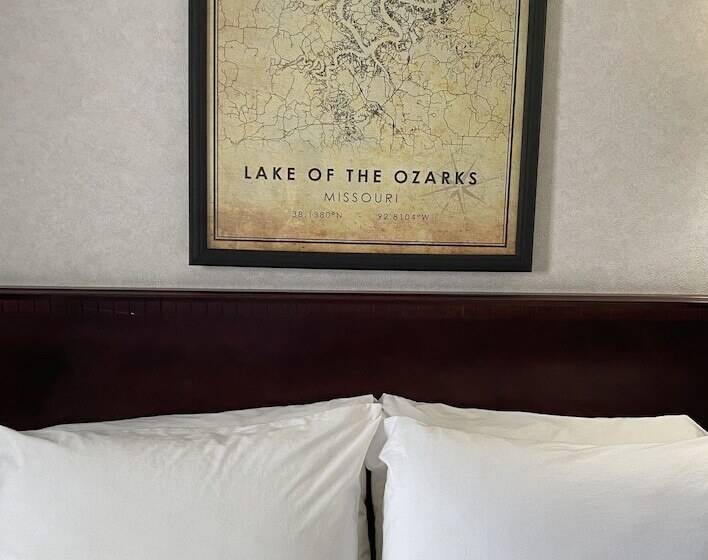 הוסטל Osage Village Inn