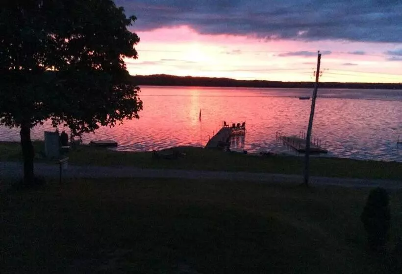 ペンション N  This On The Bay  Lower Level Vacation Suite