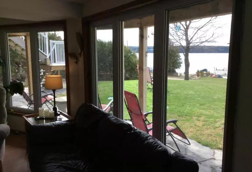 ペンション N  This On The Bay  Lower Level Vacation Suite