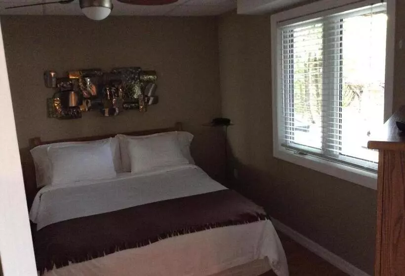 ペンション N  This On The Bay  Lower Level Vacation Suite