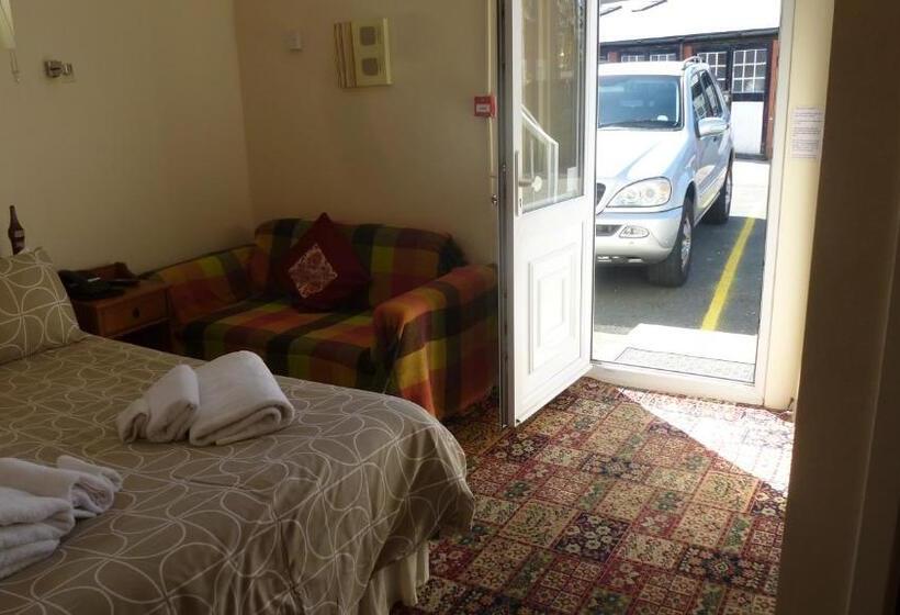 פנסיון Whitehall Guest House