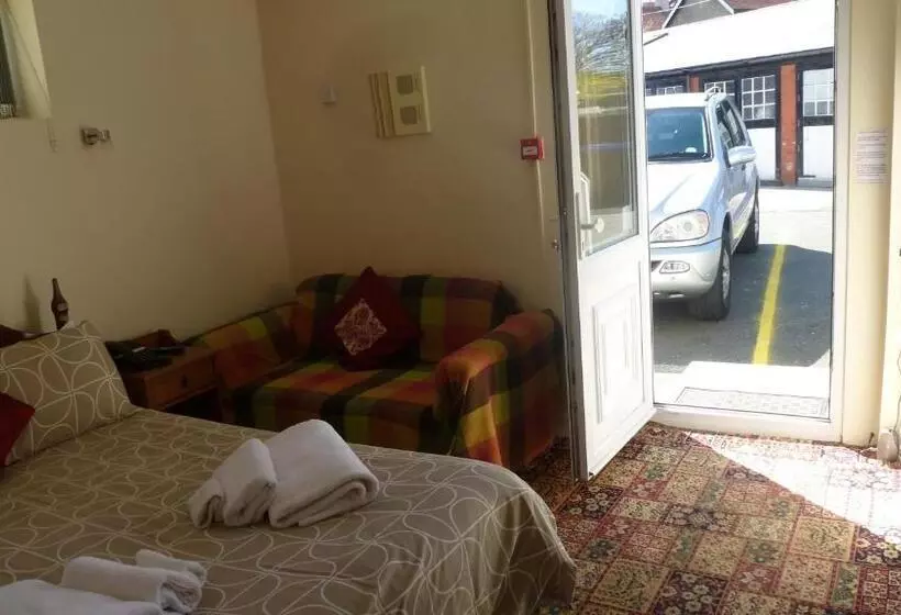 ペンション Whitehall Guest House