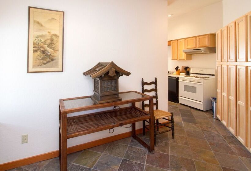 Общежитие Sweetwater Inn And Spa