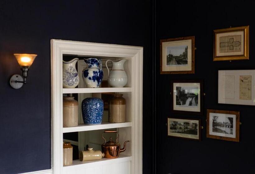 ユースホステル The Plough Itchen Abbas