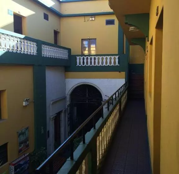 پانسیون Hostal Santa Catalina