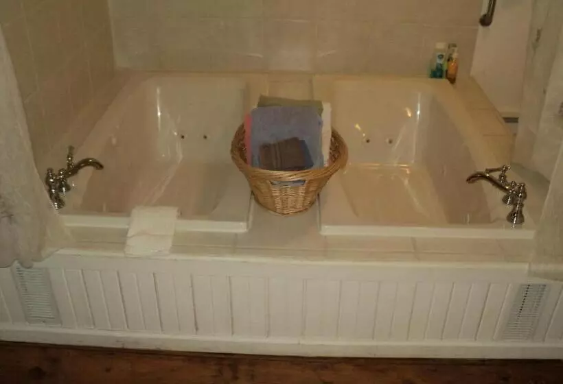 ユースホステル Harbor Haus Inn & Suites