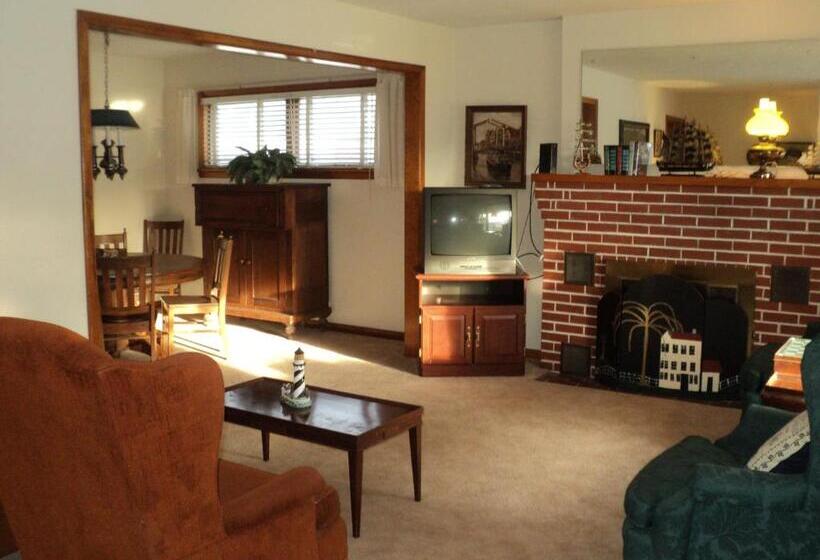 旅馆 Harbor Haus Inn & Suites