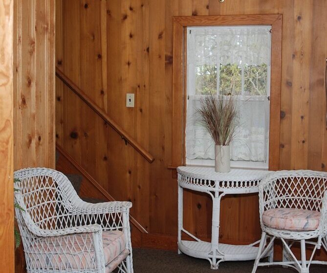 هاستل Shining Waters Country Inn