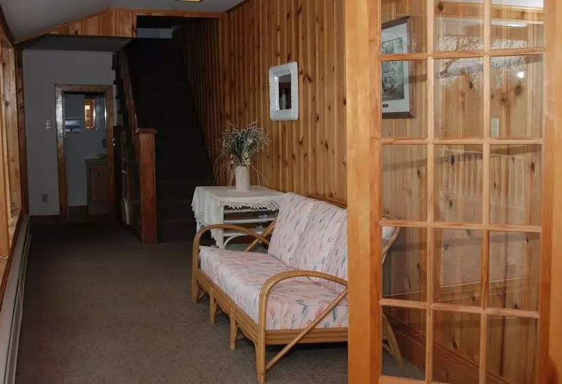 Retkeilymaja Shining Waters Country Inn