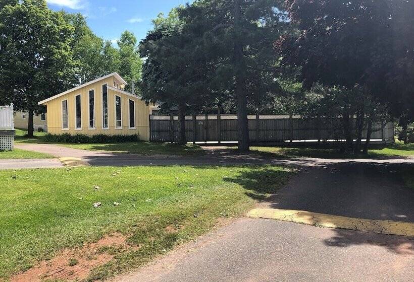 هاستل Shining Waters Country Inn