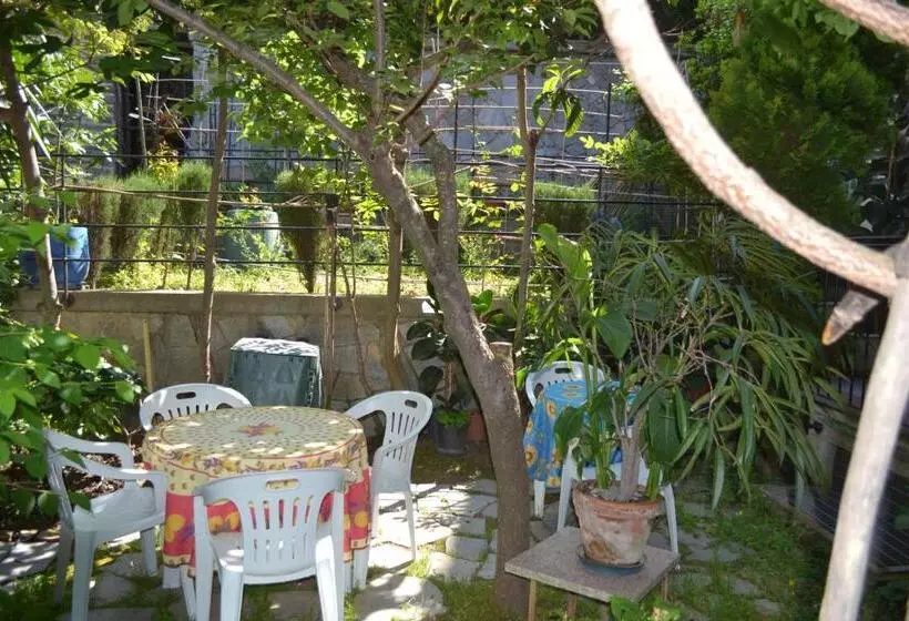 ペンション In Tracastello   Air Cond   Parking Not Included