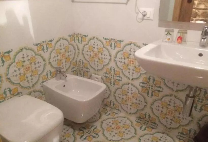 ペンション In Tracastello   Air Cond   Parking Not Included