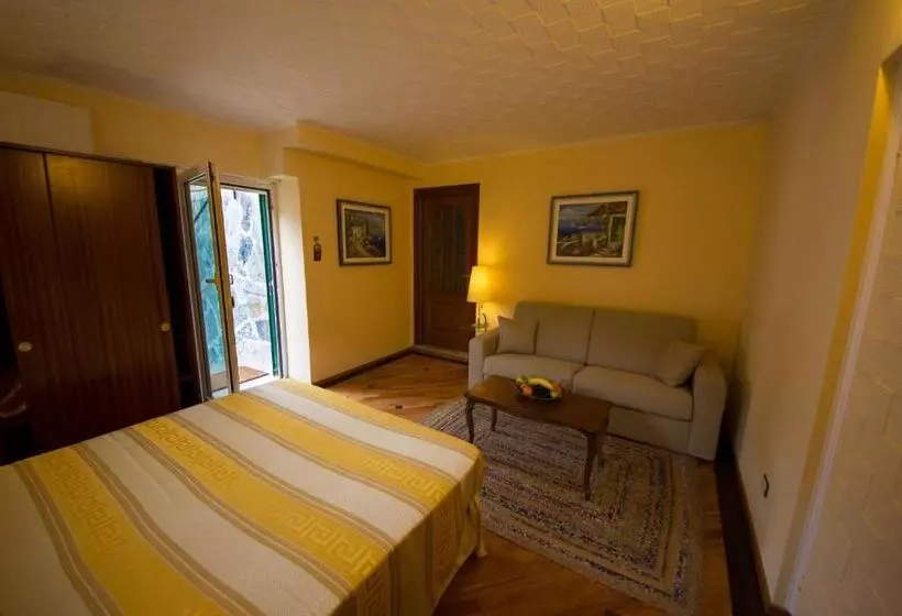 ペンション In Tracastello   Air Cond   Parking Not Included