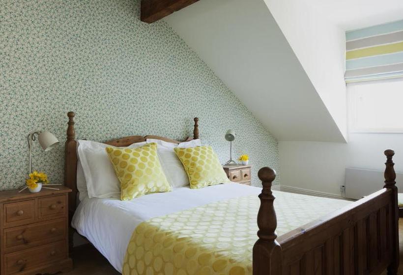 بنسيون The Townhouse Strand