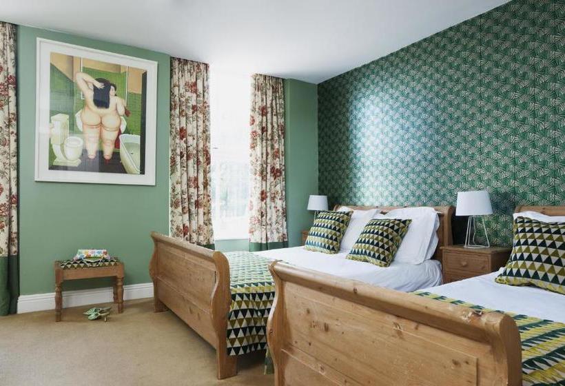 بنسيون The Townhouse Strand