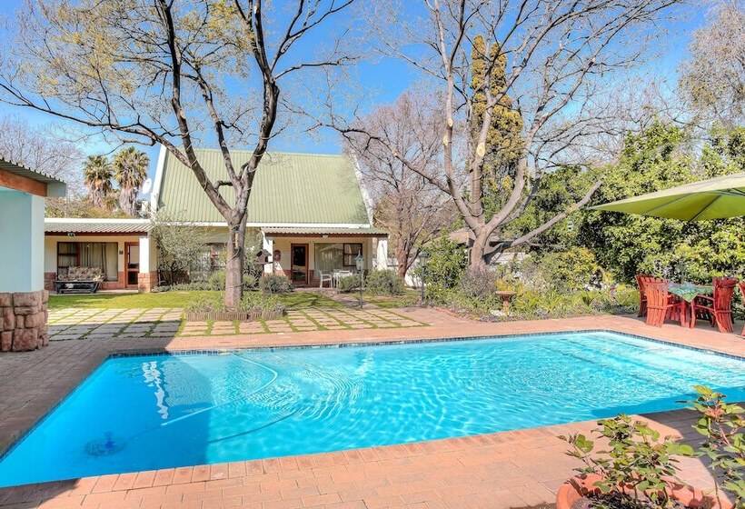 פנסיון Sunninghill Guest Lodges