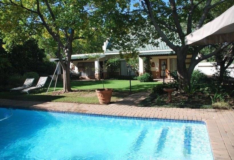 פנסיון Sunninghill Guest Lodges