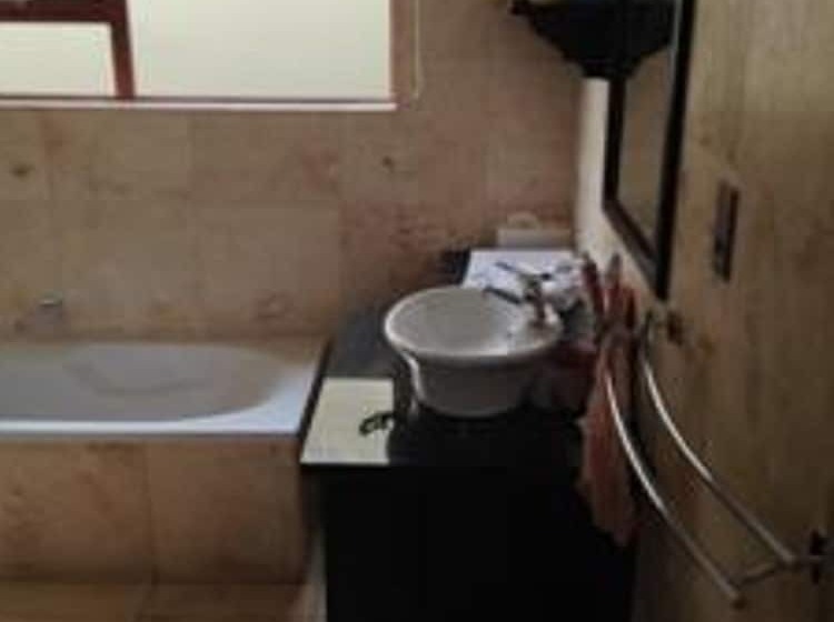 פנסיון Sunninghill Guest Lodges