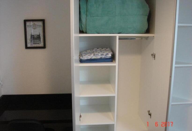 Wall Street Flat Service