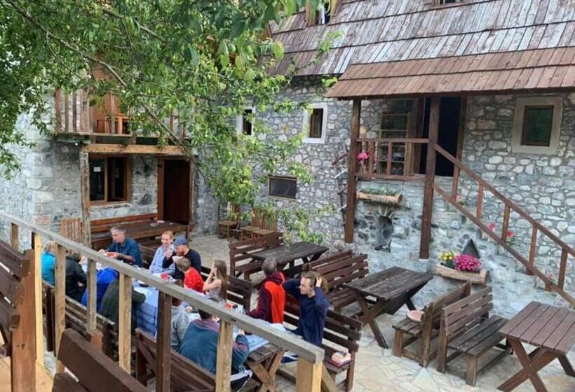 Majatalo Shpella Guesthouse Theth