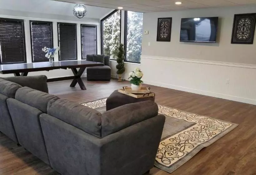 Retkeilymaja Lily's Lodge