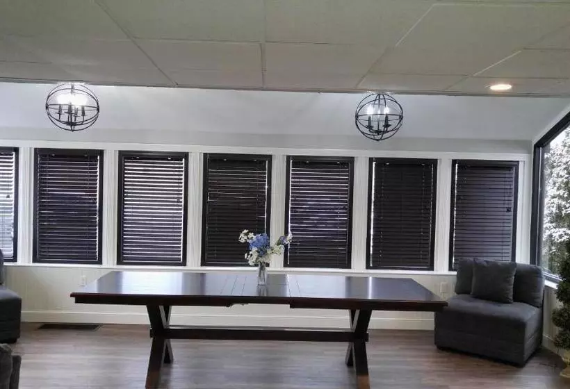 Retkeilymaja Lily's Lodge