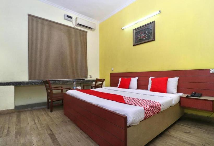 Отель Oyo 10605 Near Patel Chowk