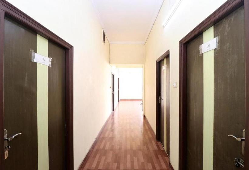 Отель Oyo 10605 Near Patel Chowk