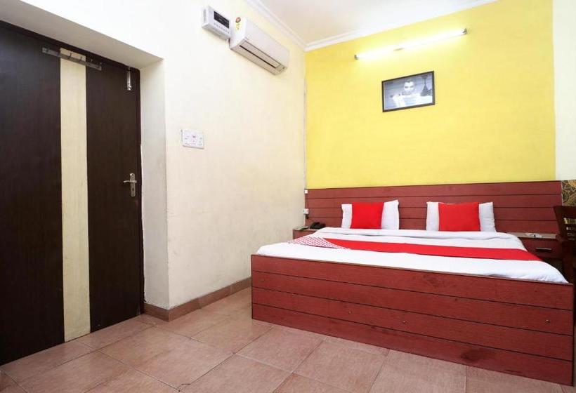 Отель Oyo 10605 Near Patel Chowk