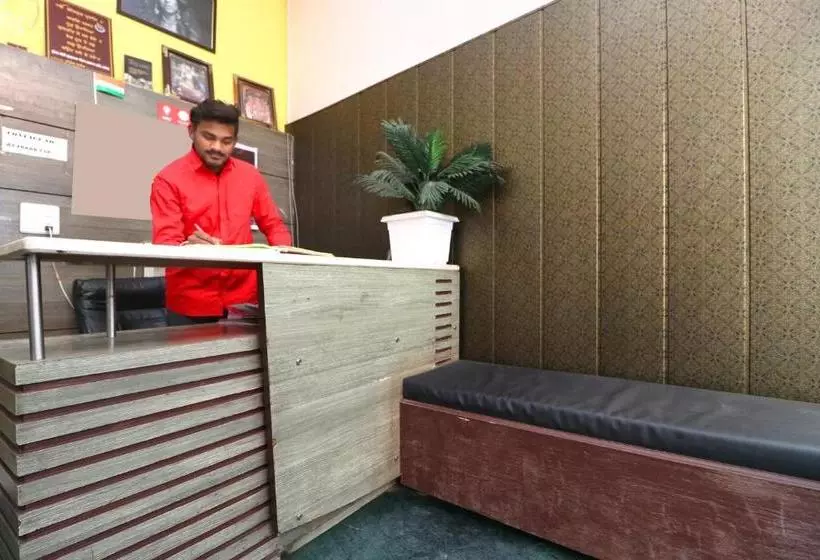 ホテル Oyo 10605 Near Patel Chowk