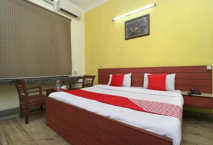 Отель Oyo 10605 Near Patel Chowk