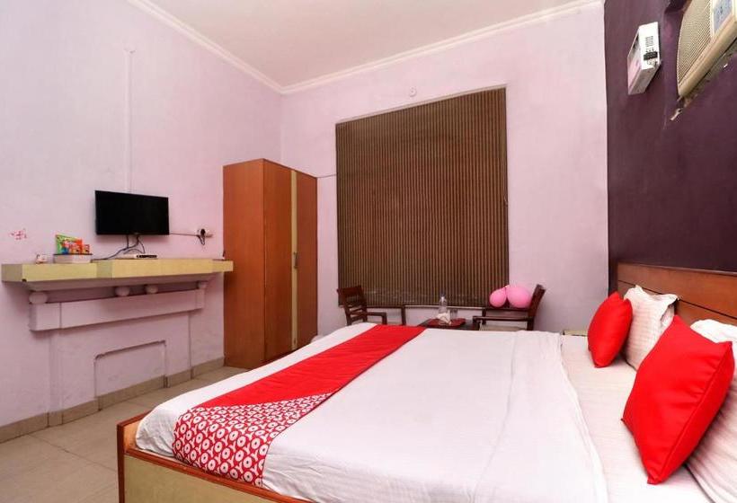 Отель Oyo 10605 Near Patel Chowk