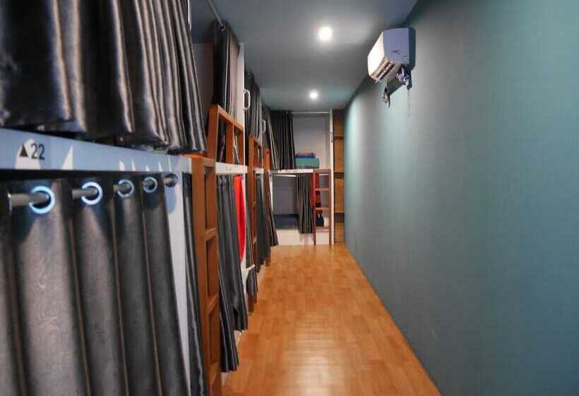 Sleepy Raccoon Hostel