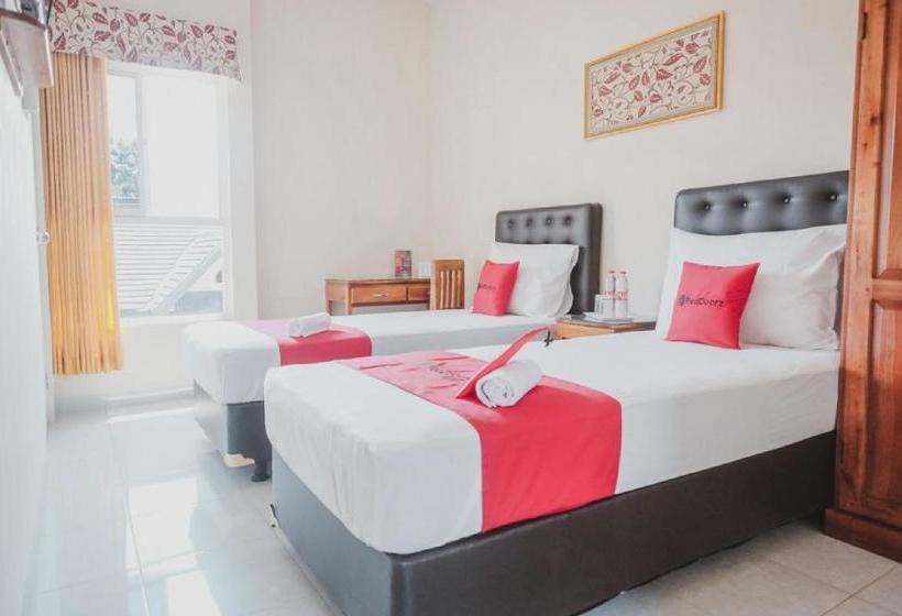 פנסיון Reddoorz Near Ambarukmo Yogyakarta