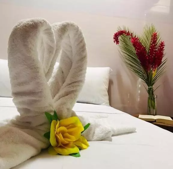 تختخواب و صبحانه The Jungle Container