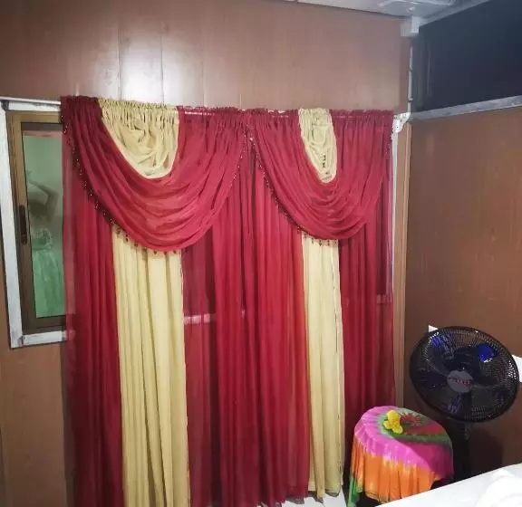 تختخواب و صبحانه The Jungle Container