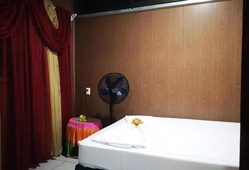 تختخواب و صبحانه The Jungle Container