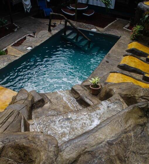 تختخواب و صبحانه The Jungle Container