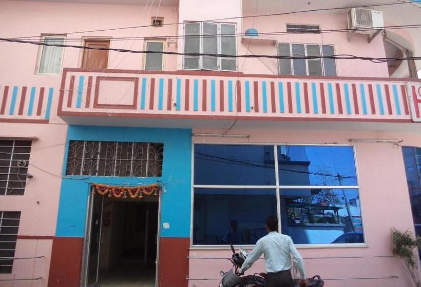 בית מלון כפרי Gajraj Bari