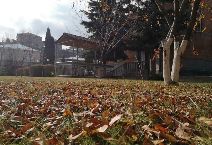 Pension Qyavar House