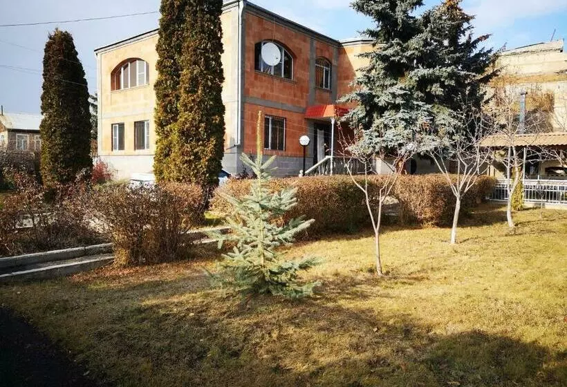 پانسیون Qyavar House